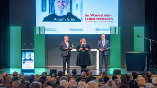 Die Gastgebenden: Jürgen Gruler (v. l.) von der Schwetzinger Zeitung, Martina Braun von den Stadtwerken und Till Meßmer von der der VR Bank Kur- und Rheinpfalz.