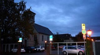 Der gesamte Parkplatz in der Schwetzinger Straße bei der evangelischen Kirche wird von der Gemeinde bewirtschaftet.