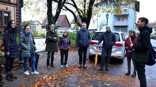 Ein Halt war vor der Friedrichschule. Rektorin Sandra Worrow (l.) gab einige Erläuterungen.