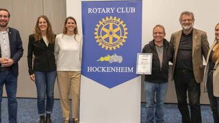 Initiiert durch den Rotary Club Hockenheim und ausgestattet mit einer Spende in Höhe von 3000 Euro kann die Gruppe Rhein-Neckar im Verein „Mein Herz lacht“ die Arbeit aufnehmen. Darüber freuen sich CDU-Landtagsmitglied Andreas Sturm, Gabriela Püschel, Vorsitzende Gail McCutcheon, Gruppenleiter Stefan Spieker, Dieter List vm Rotary Club Hockenheim und Britt Schuster.