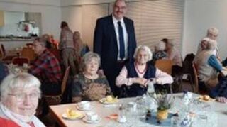 Referent Sven Nitsche von den Freien Wählern mit Besucherinnen.