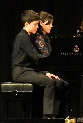 Vier Hände am Klavier: Fumiya und Yui Matsushita spielen zauberhaft.