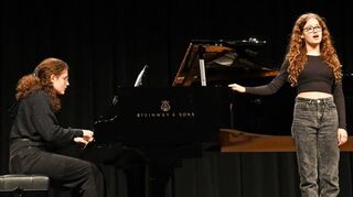 Am Klavier begeistert Carla Seeling mit ihrer Begleitung des Gesangsbeitrags von Sophia Dalkidou.
