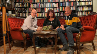 Ein bisschen Arbeit (an Texten) muss sein: (v. l.) Ulrich Wellhöfer mit Johanna Basler und Andreas Haller im Foyer.