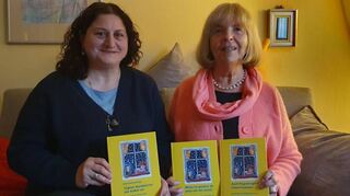 Semra Yilmaz (l.) und Elske Ebeling-Saeger mit dem Kinderbuch, das nun auf Türkisch übersetzt wurde.