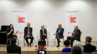 Neben Gerhard Wiese (r.) hatte Daniel Born (2. v. r.) an diesem Abend weitere hochkarätige Gäste eingeladen: Lisa Strelkowa, die sich in der Jüdischen Studierendenunion Württemberg engagiert, Dr. Harald Stockert, Direktor des Marchivum in Mannheim, und Professor Dr. Heidrun Deborah Kämper, Vorsitzende der Jüdischen Gemeinde Mannheim.