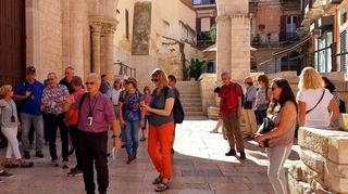 Die Reisegruppe der Gaußfreunde vor der Basilica del San Sepolcro in Barletta.