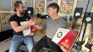 Musikalisch und menschlich auf einer Wellenlänge: Stefan Röger (l.) und Alex Hönig mit den Awards.