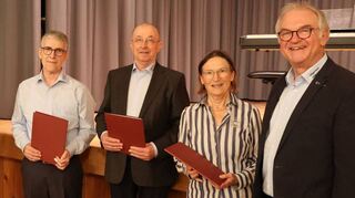 Die zweite Vorsitzende Antje-Helga Koch (l.) und der Vorsitzende Norbert Engelhardt (r.) freuen sich, unter anderem Wolfgang Netzband (ab 2. v. l.), Klaus Geuder, Konrad Dörfert und Ilsa Czernik auszeichnen zu können.