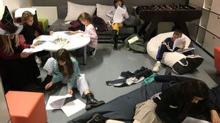 Im Klassenraum von „Hexe“ Michele Hassler (l.) lösen die Schüler der Marion-Dönhoff-Realschule am Leseabend verschiedenste Märchenrätsel.