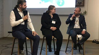 Die beiden Referenten Simon Stelgens (l.) und Emily Peters diskutieren mit Max Mäder (r.), der bei der HG für das Sponsoring verantwortlich ist.