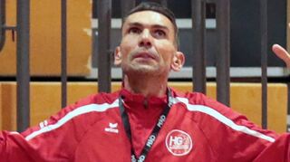 HG-Trainer Carsten Sender scheint auf höhere Mächte für das Spiel gegen den Spitzenreiter zu hoffen.