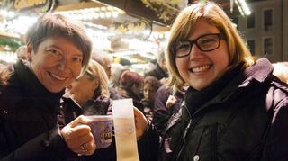 Glühwein oder Punsch, die Geschmäcker sind verschieden. Hier stoßen die beiden Speyerinnen Barbara Fresenius und Eva Wöhlert miteinander an.