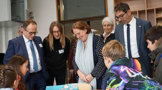 Bürgermeister Thomas Jakob-Lichtenberg (v. l.), Patrick Alberti, Kultusministerin Theresa Schopper, Schulrätin Angelika Treiber und Grünen-Landtagsabgeordneter Dr. Andre Baumann sind begeistert vom „BiSS-Programm“ an der Hubäckerschule.