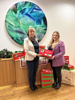 Werkleiterin Martina Wilk (links) und Lorena Bayer aus dem Sekretariat beteiligen sich bei der Aktion „Weihnachten im Schuhkarton“.