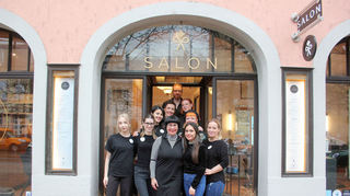 Das Team des Salon in Schwetzingen rund um Inhaberin Karina Herzig.
