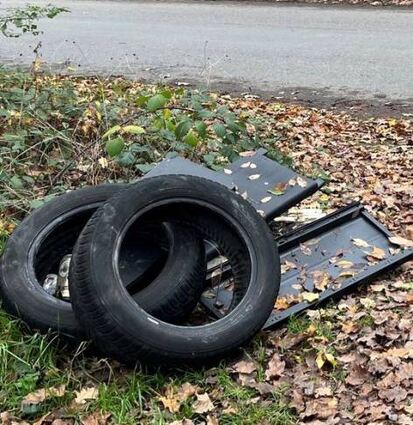 Zu dem wild abgelegten Müll gehören auch diese Autoreifen.
