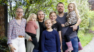 Alle sieben auf einem Bild: Dana, Olivia, Annika, Elli, Raphael, Michael und Jona Hamleh