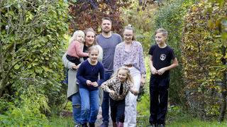 Mama Annika und Papa Michael haben mit Olivia, Elli, Jona, Dana und Raphael fünf Kinder.