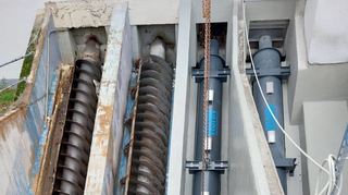 Das aus vier Schnecken bestehende Schmutzwasserhebewerk ist bei laufendem Be-trieb bereits zur Hälfte auf den neuesten Stand der Technik gebracht.