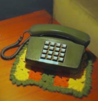 Habe gerade (online) Euren Beitrag zum Thema 60 Jahre Tastentelefon gelesen und wollte euch von daher n kleinen Einblick in meine Telefonecke senden!

Das moosgrüne Tastentelefon von der Deutschen Bundespost (Typ: FeTAp01LX) begleitet mich schon seit vielen Jahren und funktioniert trotz Baujahr Dezember 1990 noch einwandfrei!

Ich wohne zwar mittlerweile in Hamburg, aber mein Telefon hat mich aus Schwetzingen auch hierhin begleitet und fügt sich auch hier wunderbar zwischen Cordcouch und Ohrensessel ins Wohnambiente ein! Zeitlos! 

Und wie Ihr bemerkt, verfolge ich immer noch gerne die Geschehnisse in und um Schwetzingen über eure Webseite.