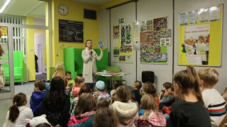 ssz_gemeinsamer Bücherabend der Zyherschule und der Bücherinsel. Barbara Hennl-Goll freut sich über die zahlreichen Kinder die zum Bücherabend gekommen sind.