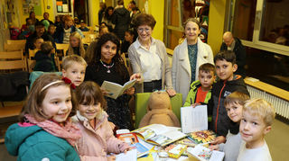 ssz_gemeinsamer Bücherabend der Zyherschule und der Bücherinsel. Viele Kinder waren zum Bücherabend gekommen. vlnr: Charlotte, Malou, Tom, Petya, Ilka Stolz (dienstälteste Lehrerin an der Johann-Michael-Zeyher-Grundschule) Barbara Hennl-Goll (Inhaberin der Bücherinsel), Artium, Angar, Henry und Eric.