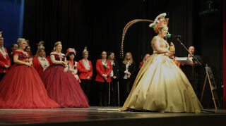 Hoher Besuch: Die Mannheimer Stadtprinzessin Larissa I. begrüßt die zahlreichen Abordnungen und Gäste beim Ordensfest der SCG. Im Hintergrund Prinzessin Jacky I. aus Ketsch (l.) und Prinzessin Larissa I. aus Hockenheim.