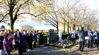 An der Feierstunde zum Volkstrauertag in der Kapelle und auf dem Friedhof wirkten Bürger, Schüler und Vertreter der Stadt sowie des Volksbundes Deutsche Kriegsgräberfürsorge und des Sozialverbands Deutschland mit.