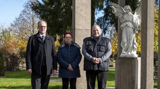 Nach den Kranzniederlegungen: Neulußheims Bürgermeister Gunther Hoffmann (v. l.), Ursula Brenzinger sowie Bodo Häusler von der VdK-Ortsgruppe.