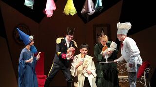 Die Taufe vom Kuckuckskind Dornröschen wird bei dem Musical in der Stadthalle humorvoll und mit einer ordentlichen Portion Sarkasmus begangen.