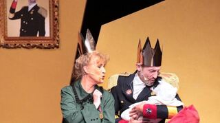 Die Königin und der König sind verzückt von dem neugeborenen Dornröschen, ahnen dabei aber nicht, wer deren Vater ist.