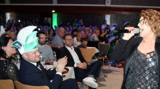 Kirsten Schad singt zum Tanz vor der Inthronisierung live. Bürgermeister Pascal Seidel gefällt der Auftritt sichtlich.