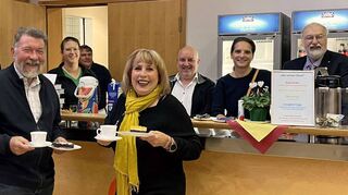 Helmut und Elisabeth Rohr gehören zu den Gästen des Jubiläumsabends und lassen sich Kaffee und Kuchen schmecken.
