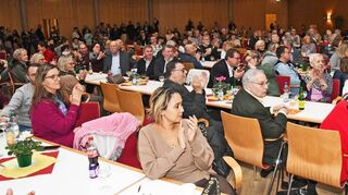 Bis auf den sprichwörtlich letzten Platz gefüllt zeigt sich die Rudolf-Wild-Halle beim bunten Jubiläumsprogramm der örtlichen Karnevalisten.