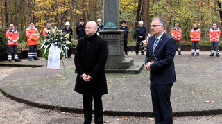 Bürgermeister Pascal Seidel und Michael Barth-Rabbel, Diakon der Katholischen Kirchengemeinde Oftersheim, beziehen mit ihren Reden klar Stellung zum Volkstrauertag auf dem Oftersheimer Friedhof.