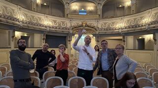 Bauprobe für die Uraufführungsoper „Der Doppelgänger“ von Lucia Ronchetti im Schwetzinger Rokokotheater (v.l.): Michael Friebele (Technischer Leiter Festspiele), David Funda (Produktionsleiter Luzerner Theater), Bettina Mayer (Bühnenbild), David Hermann (Regie), You-Yin Seo (Kostüme), Stefan Vogel (Luzerner Theater) und die Künstlerische Leiterin Heike Hoffmann im Gespräch.