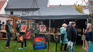 Bei der Ausstellung in „Inkas Garten“ in der Eisenbahnstraße sind etliche Besucher unterwegs, um die dargebotenen künstlerischen Skulpturen, Malereien oder handwerklichen Arbeiten zu bestaunen.