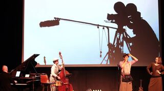 Robert Nippoldt (Zweiter v.r.) und das Trio Größenwahn präsentieren in der Stadthalle Hockenheim die Show „Ein rätselhafter Schimmer“. Eine Mischung aus Musik und live gezeichneten Bildern.