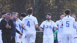B-Ligist SV 98 Schwetzingen II kommt beim 8:0 gegen Neulußheim II nicht mehr aus dem Jubeln heraus und der Schiedsrichter mit dem Notieren der Torschützen nicht mehr nach.