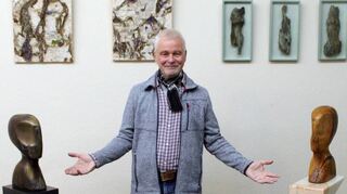 Künstler Horst „Ede“ Wolf präsentiert seine Skulpturen. Doch welche ist aus Holz und welche aus Bronze? Der Besucher der Galerie Klaus Schäfer darf versuchen, es mit den Händen zu erspüren. Denn das Anfassen ist hier ausdrücklich erlaubt.