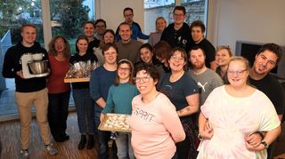 Gemeinsam Gutes tun mit der Weihnachtsbäckerei des Vereins Pro Down und des Leo-Clubs Heidelberg: Im Wohnprojekt für Erwachsene mit geistigen Beeinträchtigungen in der Schützenstraße 6 freuen sich die Bewohner mit der Vorsitzenden Gisela Wrensch (2. v. l.) über die neue Rührmaschine für die Küche.