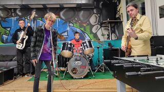 Janis Rehnelt bedient den Bass, Joshua Lehmann traut sich vom Schlagzeug an das Mikrofon. Collin Klein schwingt die Drumsticks und Sebastian Längerer spielt die E-Gitarre.