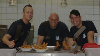 Die fleißigen Helfer des ASV, Marco (l.), Sascha und Marko, sorgen für die Verpflegung der Gäste.