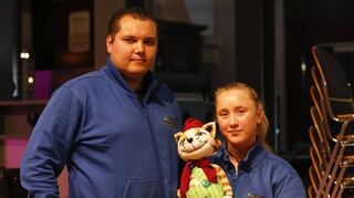 Ein eingespieltes Team: Romano und Njala Maatz vom Augsburger Figurentheater. Und Kater Findus, den Romano Maatz in die Höhe hält, gehört gleichfalls dazu.