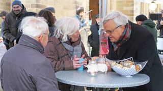 Bischof Karl-Heinz Wiesemann (r.) im Gespräch mit Teilnehmern der Gedenkveran-staltung vor der Landauer Marienkirche.