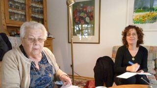 Bei Kaffee und Kuchen erzählt Ruth Gogol aus ihrer Kindheit in Schwetzingen, ihre Enkelin Michal schreibt alles mit.