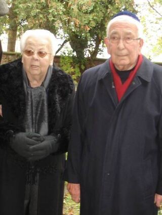 Ruth Gogol am Grab ihres Vaters auf dem jüdischen Friedhof mit Werner Schellenberg.