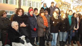 Bei der Gedenkfeier im Jahr 2010 auf dem Schwetzinger Schlossplatz mit Schülerinnen und Schülern, die Texte zur Deportation nach Gurs verlesen haben.