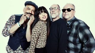 Joey Santiago (v. l.), Paz Lenchantin, David Lovering und Black Francis von der US-Independent-Band Pixies kommen im nächsten Jahr zu Musik im Park nach Schwetzingen.